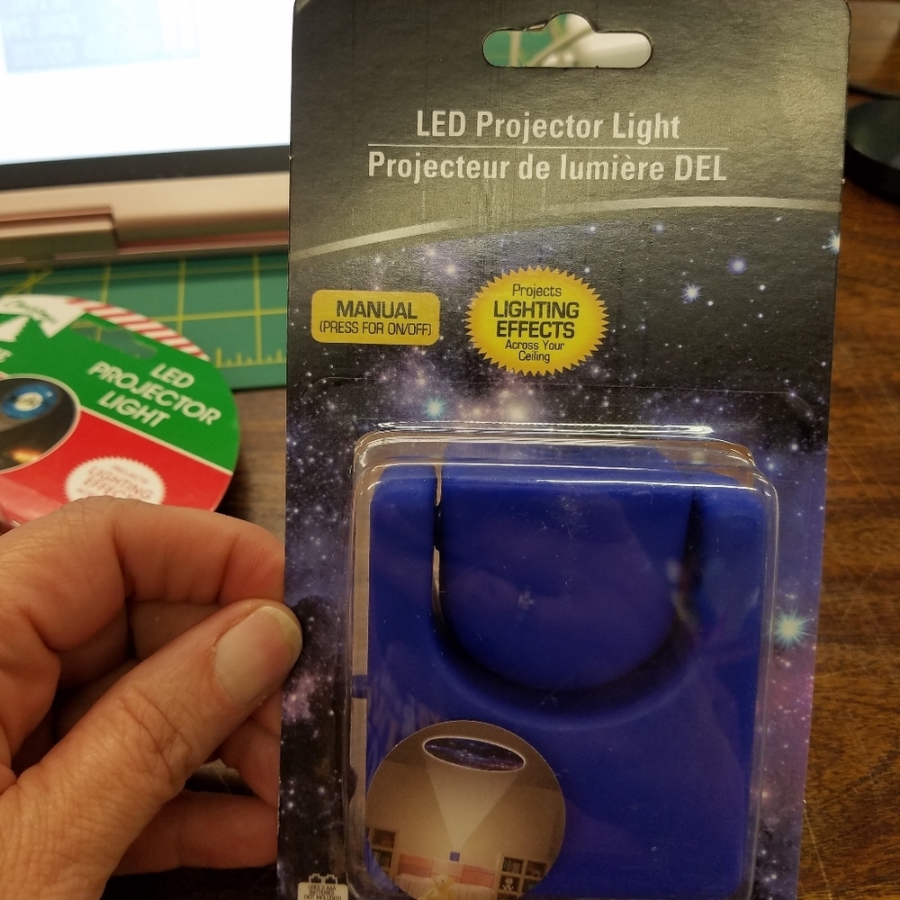 LED Projevtor Light Adjustable Indoor AAA Powered - Picture 3 of 7